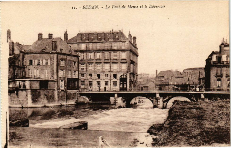 Carte postale ancienne Sedan - Le Pont de Meuse et le Déversoir à Sedan