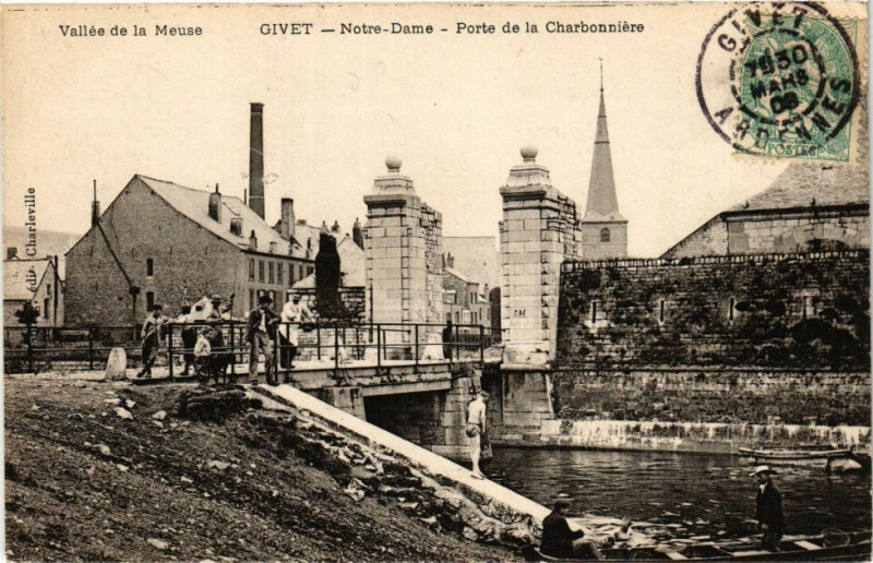 Carte postale ancienne Vallée de la Meuse - Givet - Notre-Dame - Porte de la Charbonniére à Givet