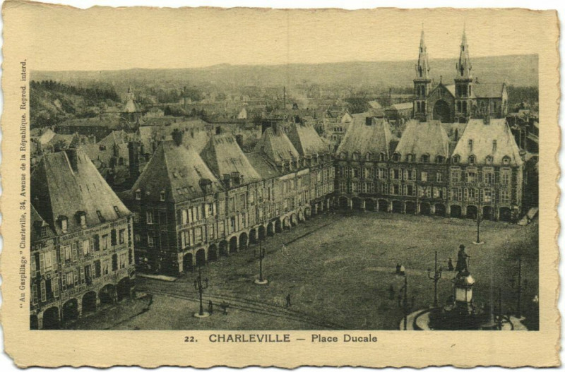 Carte postale ancienne Charleville - Place Ducale