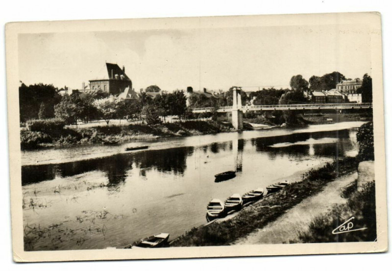 Carte postale ancienne Charleville - La Meuse et la Passerelle