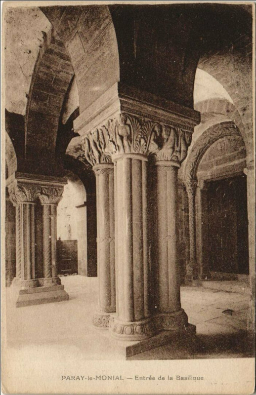 Carte postale ancienne Paray-le-Monial Entree de la Basilique à Paray-le-Monial