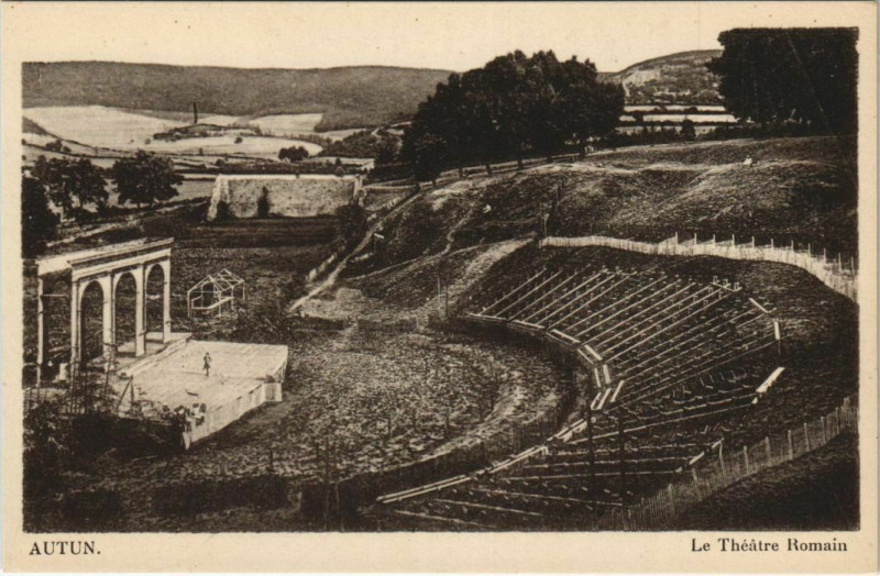 Carte postale ancienne Autun Le Theatre Romain à Autun