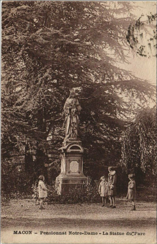 Carte postale ancienne Macon Pensionnat Notre-Dame - La Statue du Parc