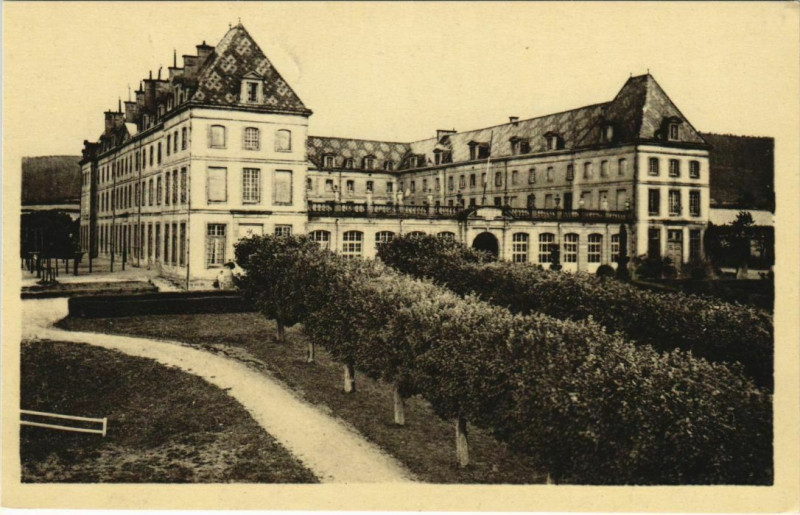 Carte postale ancienne Autun Ecole de Cavalerie à Autun