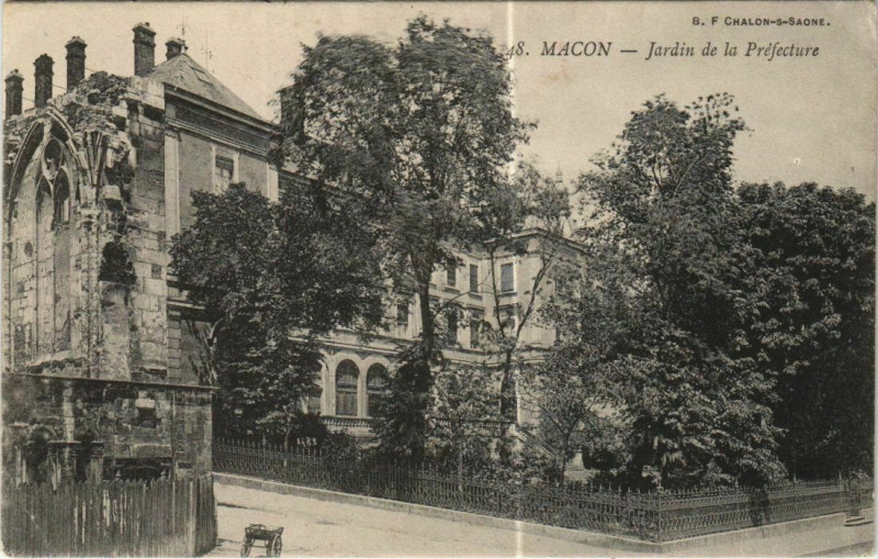 Carte postale ancienne Macon Jardin de la Prefecture