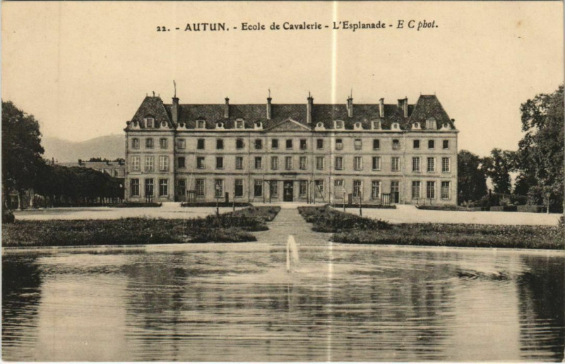 Carte postale ancienne Autun Ecole de Cavalerie - L'Esplanade à Autun