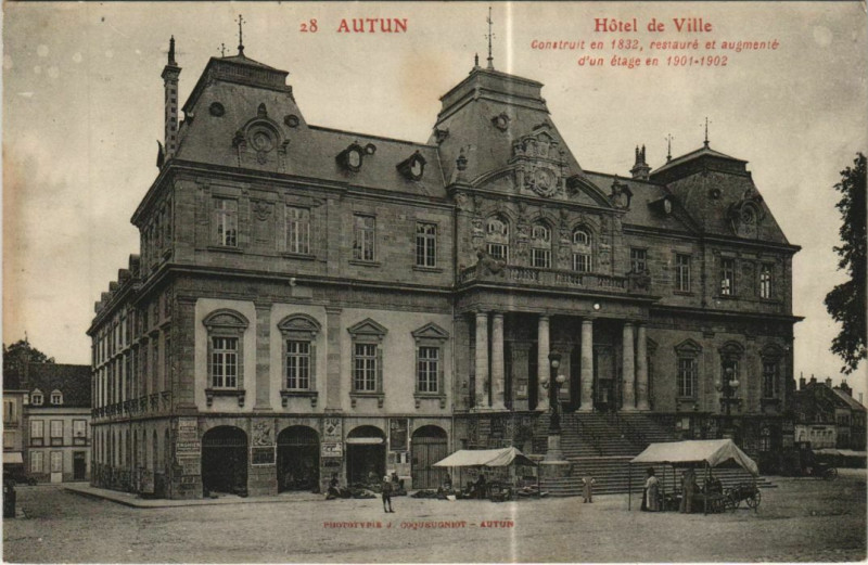 Carte postale ancienne Autun Hotel de Ville à Autun