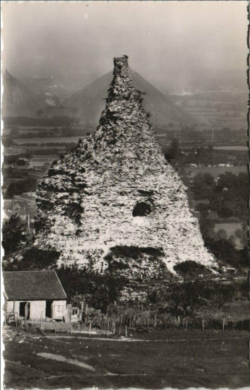 Carte postale ancienne Autun Pyramide Romaine à Autun