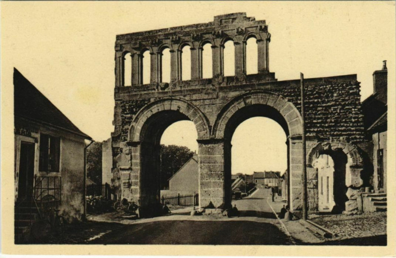 Carte postale ancienne Autun Porte d'Arroux à Autun