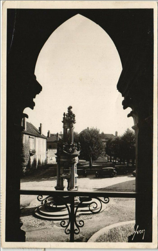 Carte postale ancienne Autun Place Saint-Lazare et la Fontaine à Autun