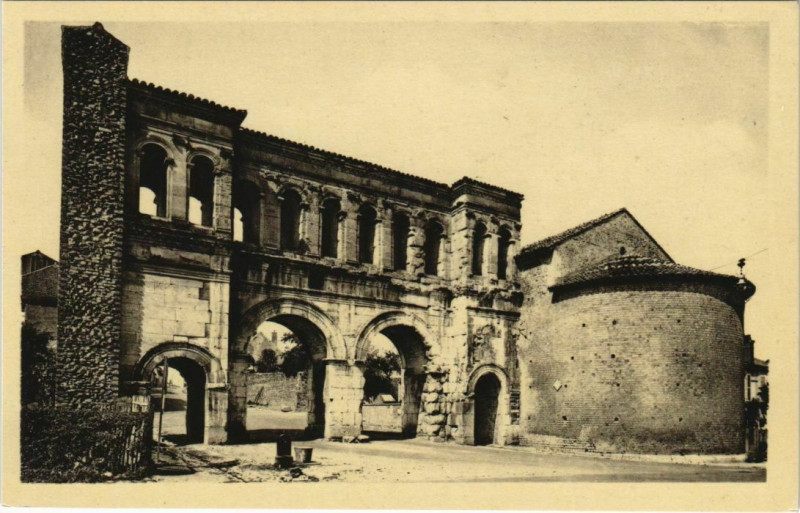 Carte postale ancienne Autun La Porte Saint-Andre à Autun
