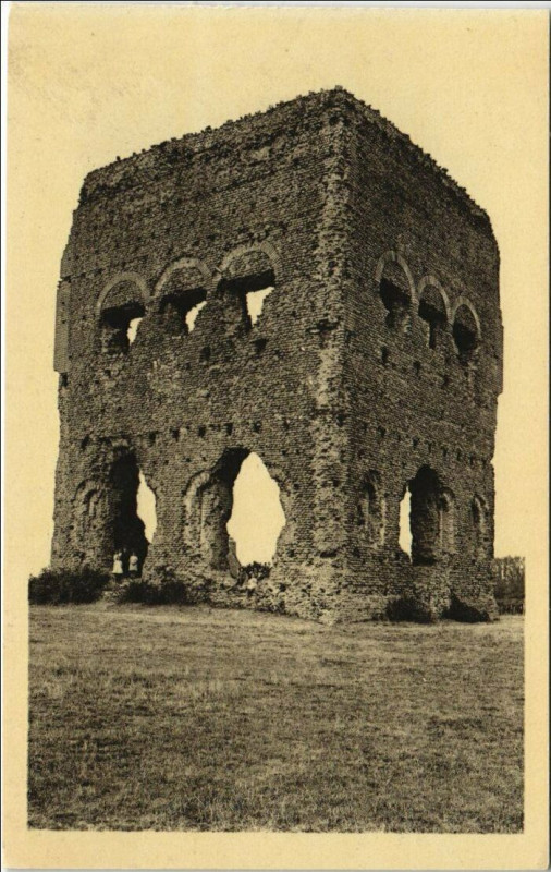 Carte postale ancienne Autun Edifice Romain dit Temple de Janus à Autun
