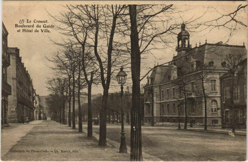 Carte postale ancienne Le Creusot Boulevard du Guide et Hotel de Ville au Creusot