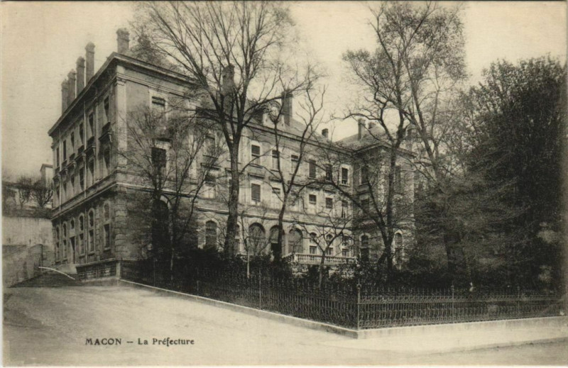 Carte postale ancienne Macon La Prefecture