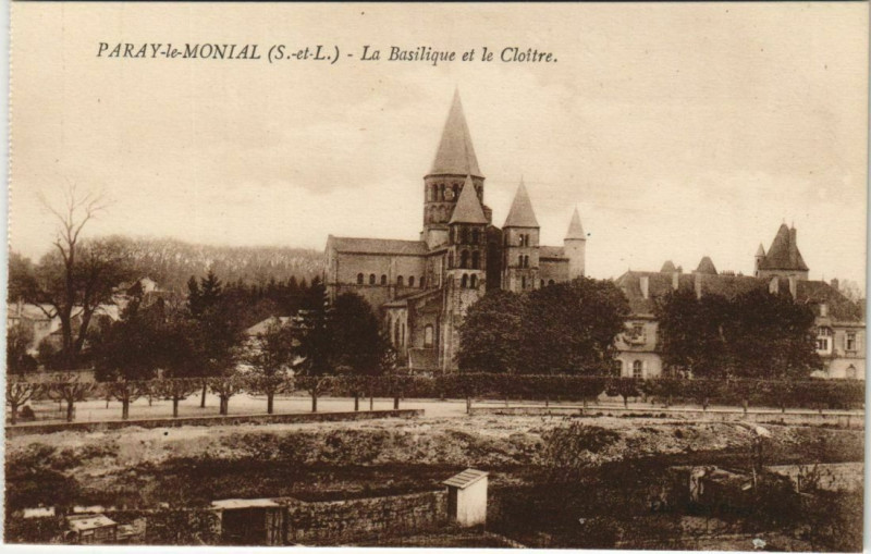 Carte postale ancienne Paray-le-Monial La Basilique et le Cloitre à Paray-le-Monial