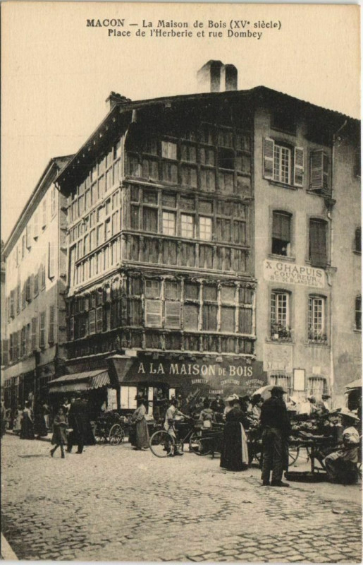 Carte postale ancienne Macon La Maison de Bois - Place de l'Herberie et Rue Dombey à Bey