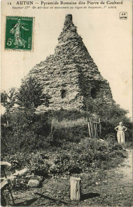 Carte postale ancienne Autun Pyramide Romaine dite Pierre de Couhard à Autun