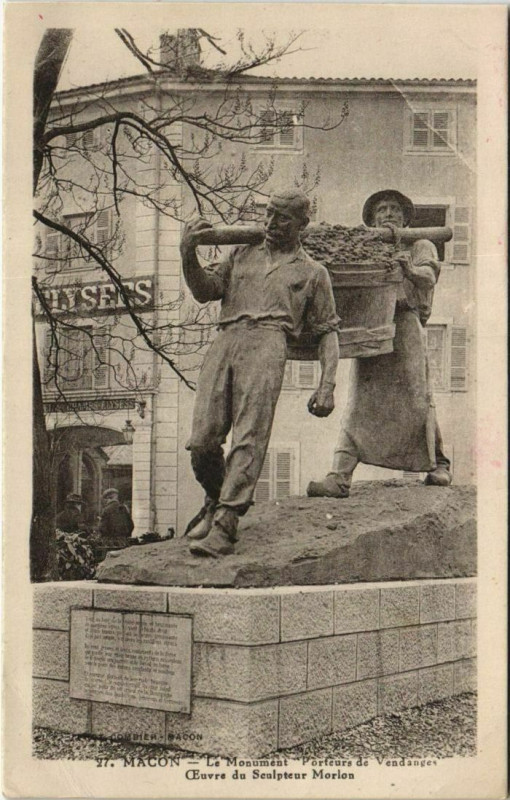 Carte postale ancienne Macon Le Monument - Porteurs de Vendanges