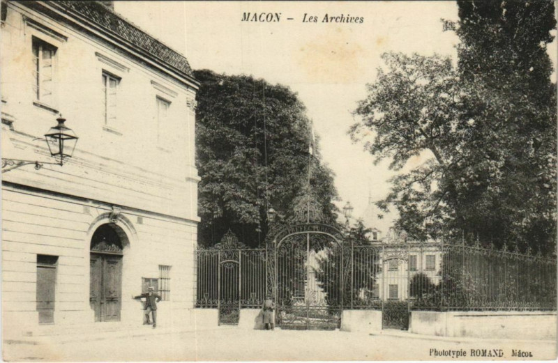 Carte postale ancienne Macon Les Archives