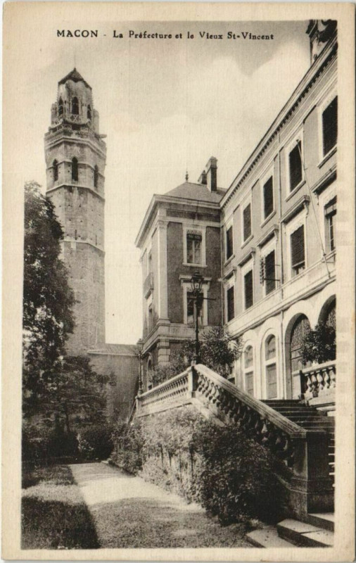 Carte postale ancienne Macon La Prefecture et le Vieux Saint-Vincent
