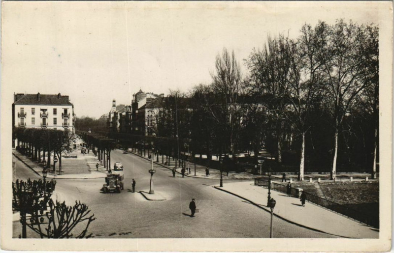 Carte postale ancienne Chalon-sur-Saone Boulevard et Place de la Republique