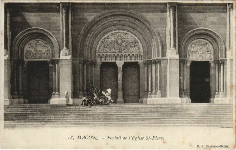 Carte postale ancienne Macon Portail de l'Eglise Saint-Pierre
