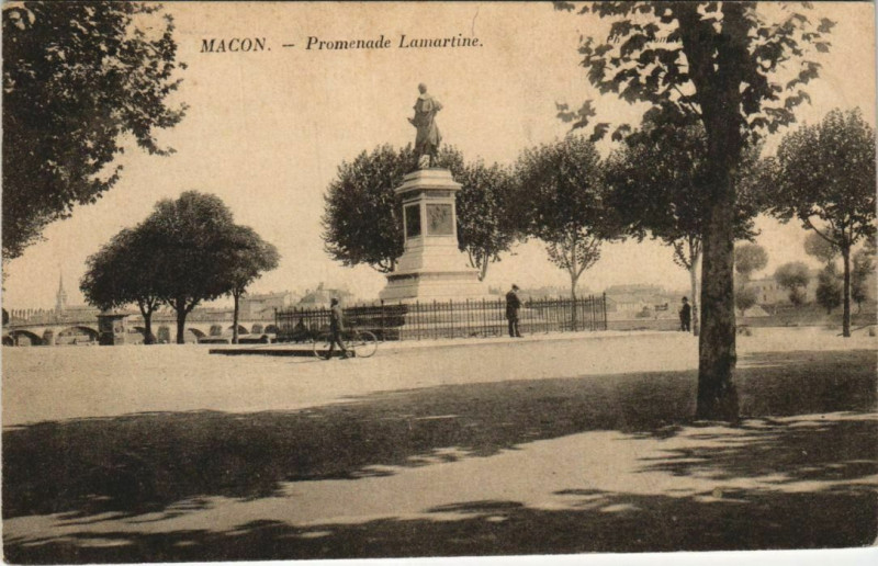Carte postale ancienne Macon Promenade Lamartine