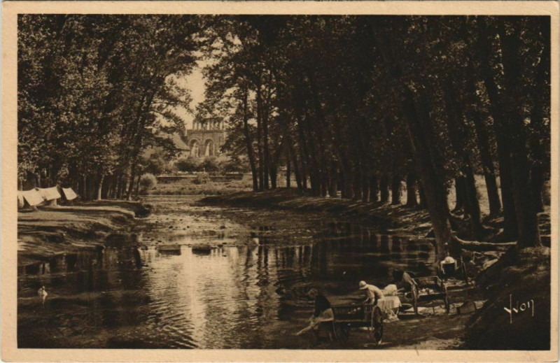 Carte postale ancienne Autun Les Rives d'Arroux à Autun