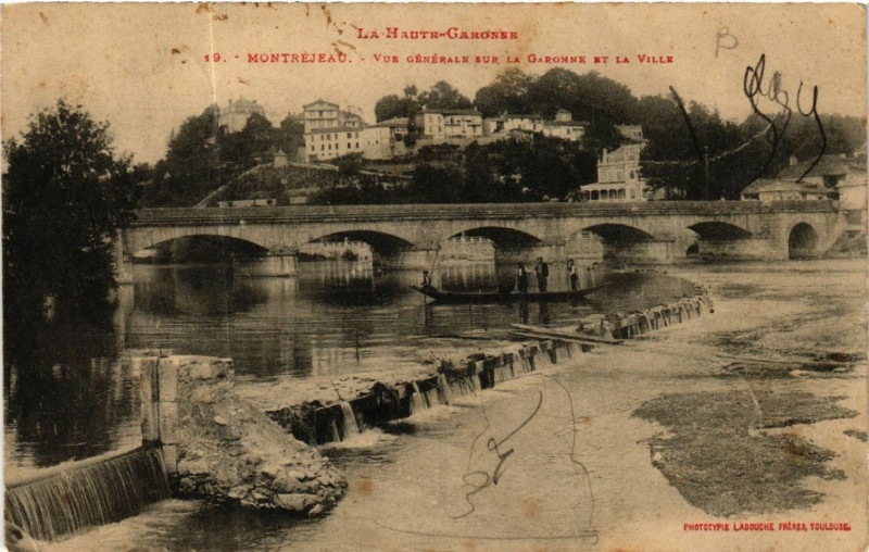 Carte postale ancienne Montrejeau - Vue générale sur la Garonne et la Villa à Montréjeau