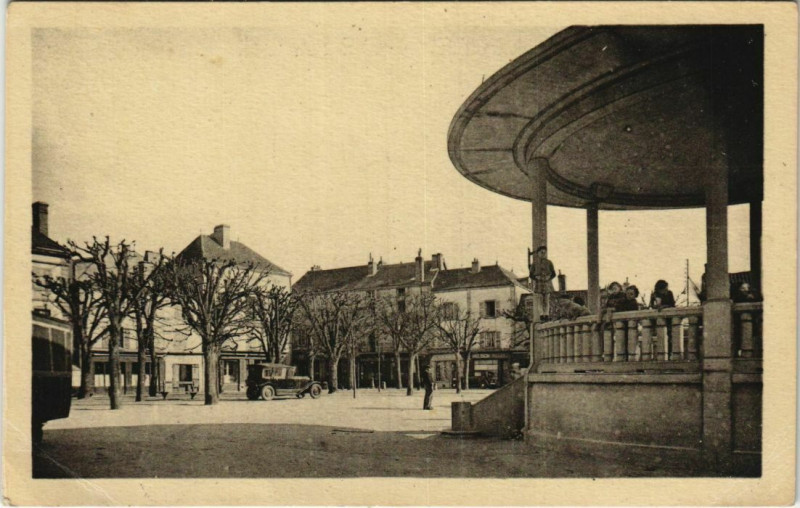 Carte postale ancienne Marcigny Place de la Promenade à Marcigny