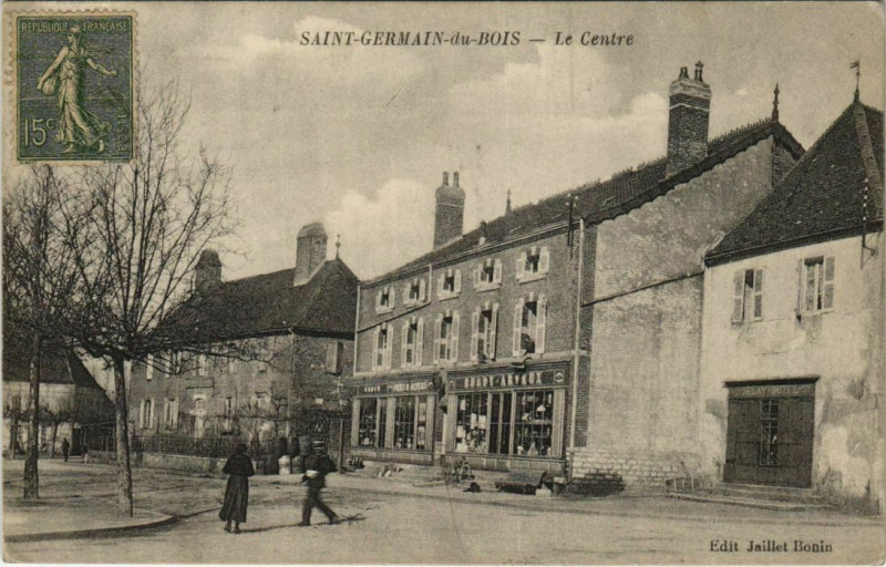 Carte postale ancienne Saint-Germain-du-Bois Le Centre à Saint-Germain-du-Bois