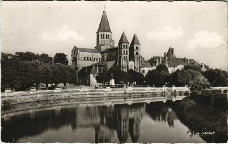 Carte postale ancienne Paray-le-Monial La Basilique à Paray-le-Monial