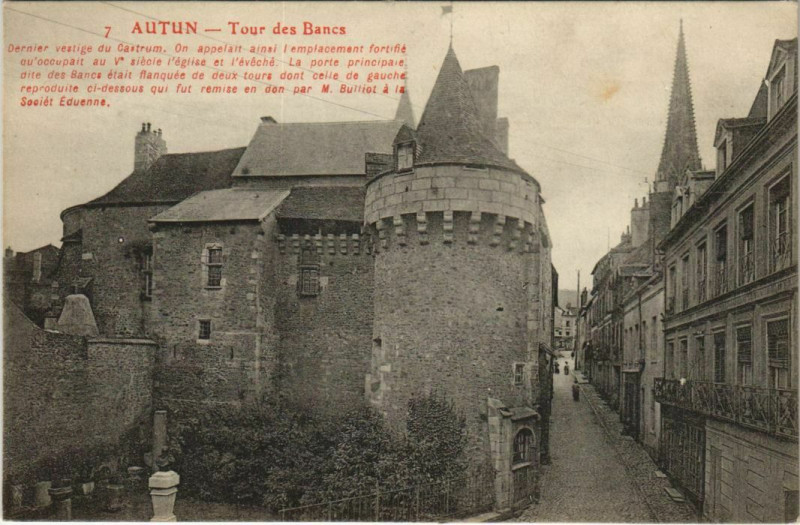 Carte postale ancienne Autun Tour des Bancs à Autun