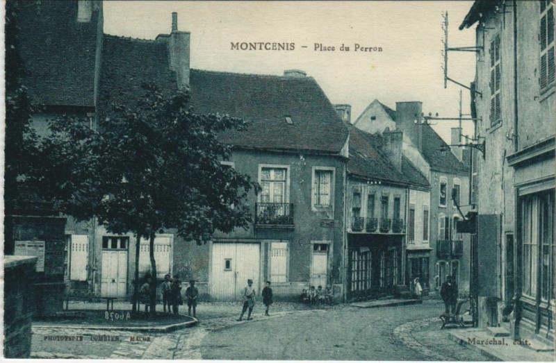 Carte postale ancienne Montcenis Place du Perron à Mont