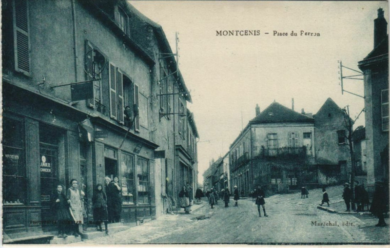 Carte postale ancienne Montcenis Place du Perron à Mont