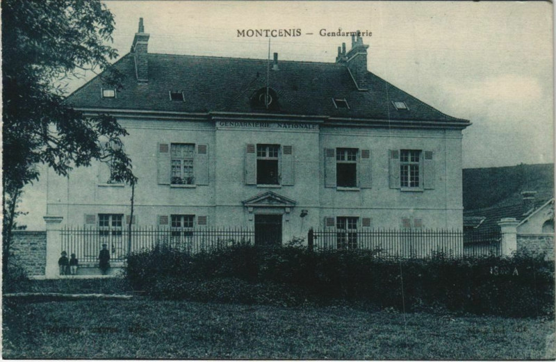 Carte postale ancienne Montcenis Gendarmerie à Mont