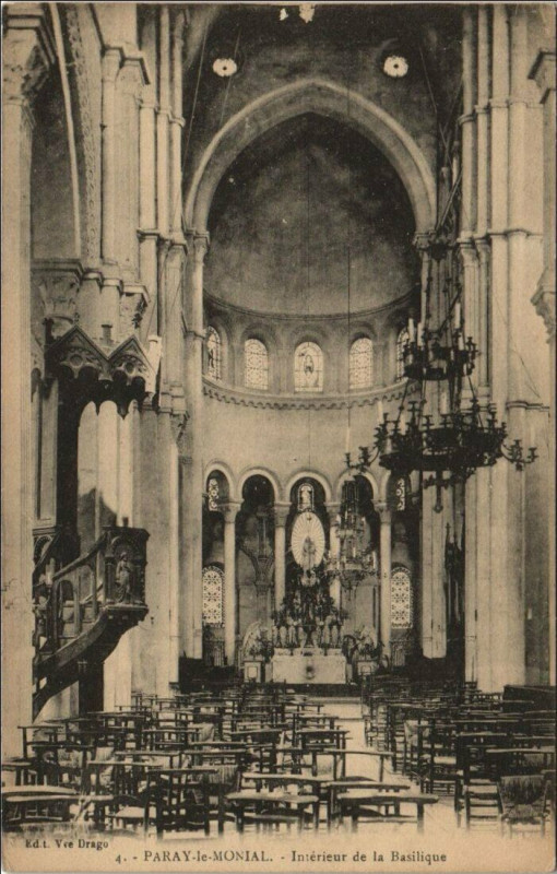 Carte postale ancienne Paray-le-Monial Interieur de la Basilique à Paray-le-Monial