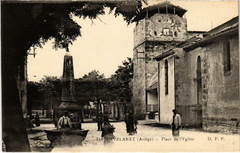 Carte postale ancienne Lavelanet Place de l'Eglise Ariege à Lavelanet