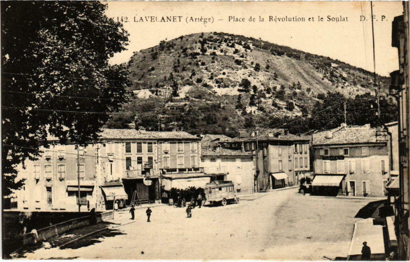Carte postale ancienne Lavelanet Place de la Révolution Ariege à Lavelanet