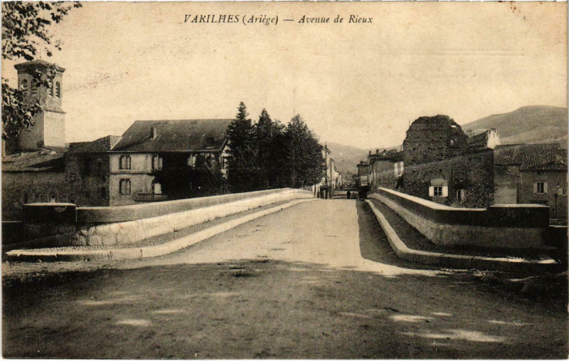 Carte postale ancienne Vakilhes avenue de Rieux Ariege