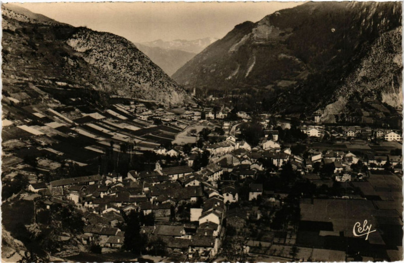 Carte postale ancienne Auzat (Ariege) - Vue Générale - Au fond Vicessos et la Vallée de... à Auzat