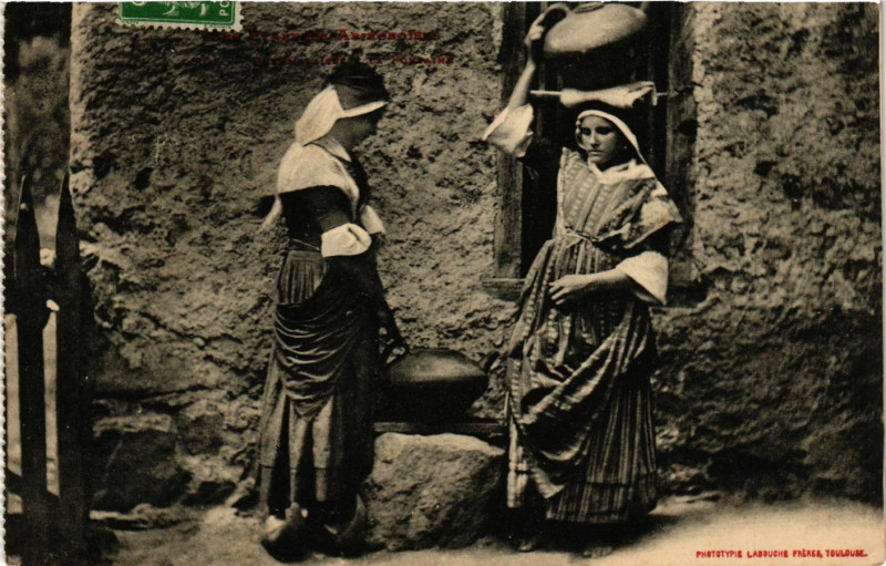 Carte postale ancienne Filles Costumés à Cos