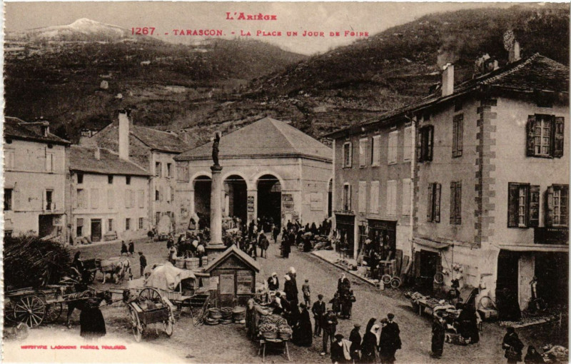 Carte postale ancienne L'Airege - Tarascon - La Place un Jour de Foire