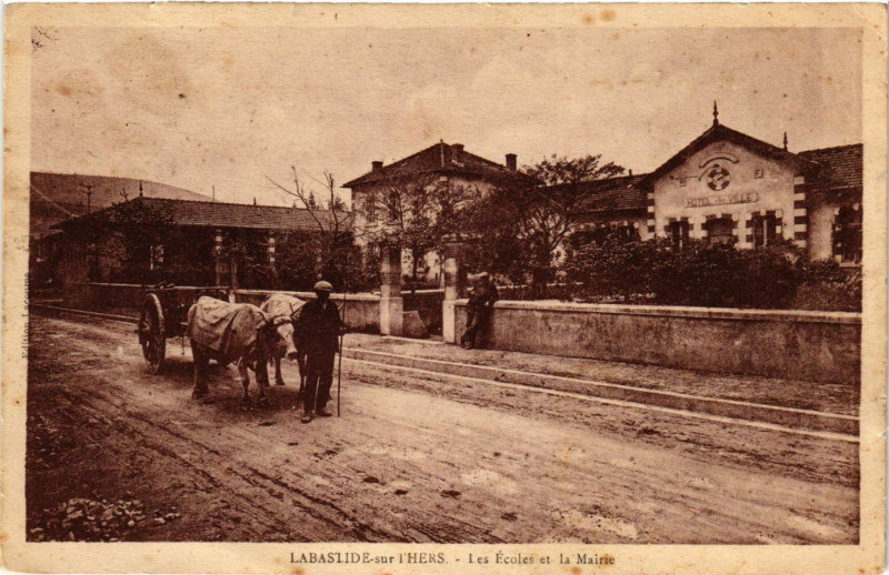 Carte postale ancienne Labastide-sur-l'Hers - Les Ecoles et La Mairie