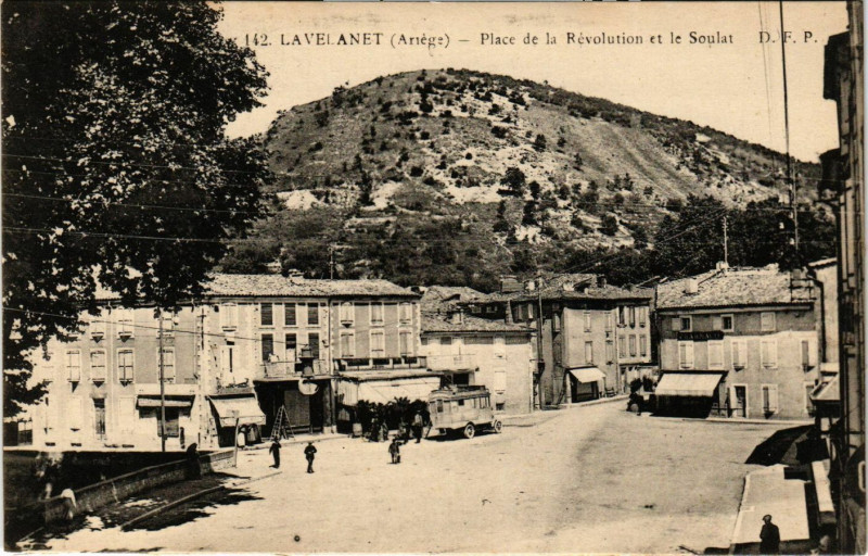 Carte postale ancienne Lelanet (Ariege) - Place de la Révolution et le Soulat à Soula