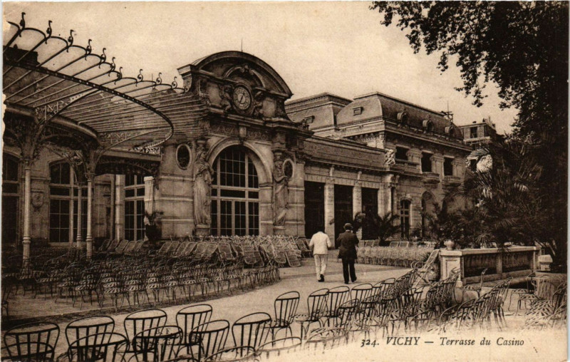 Carte postale ancienne Vichy - Terrasse du Casino