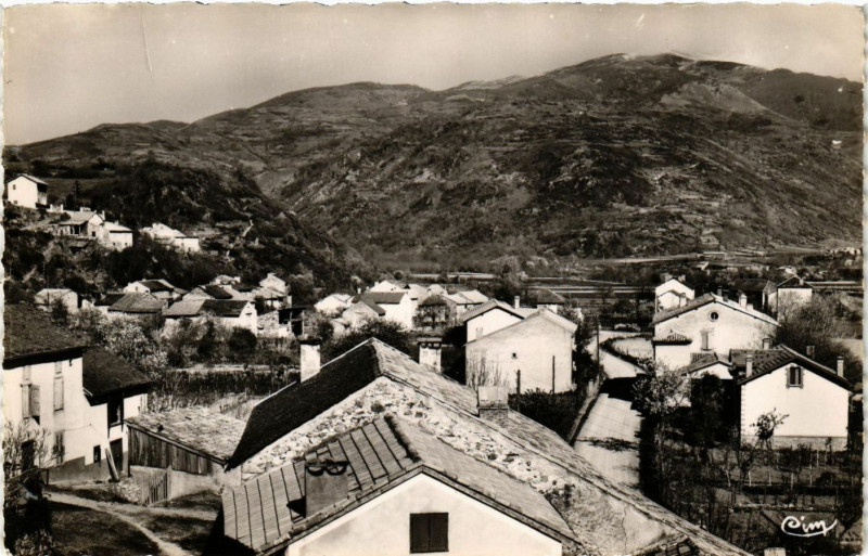 Carte postale ancienne Arignac (Ariege) - Bas du Village - Les Ecoles à Arignac