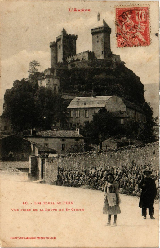 Carte postale ancienne L'Ariege - Les Tours de Foix - Vue prise de la Route de Saint-Girons à Foix