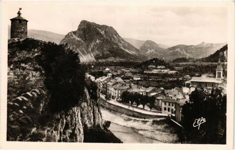 Carte postale ancienne Tarascon - Vue générale sur la Rive gauche et la Montagne de ...