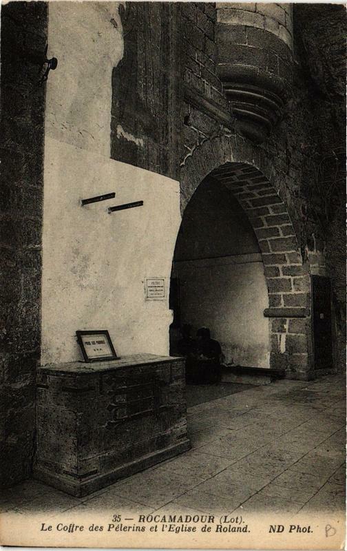 Carte postale ancienne Rocamadour Le Coffre des Pélerins et l'Eglise de Roland à Rocamadour